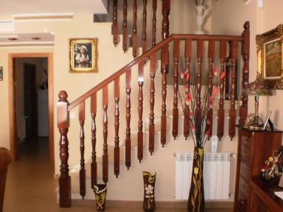 Fabricación y montaje de barandas para escaleras en Suritama