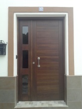 Fabricación e instalación de puertas exteriores en Suritama