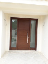 Fabricación e instalación de puertas exteriores en Suritama