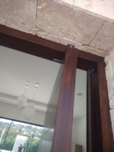 Fabricación e instalación de puertas exteriores en Suritama