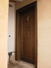 Fabricación e instalación de puertas exteriores en Suritama