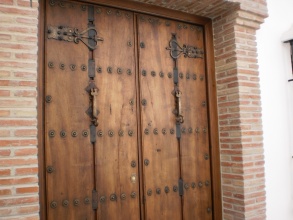 Fabricación e instalación de puertas exteriores en Suritama