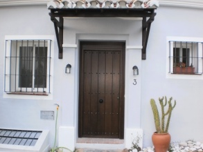 Fabricación e instalación de puertas exteriores en Suritama