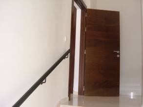 Fabricación e instalación de puertas interiores en Suritama